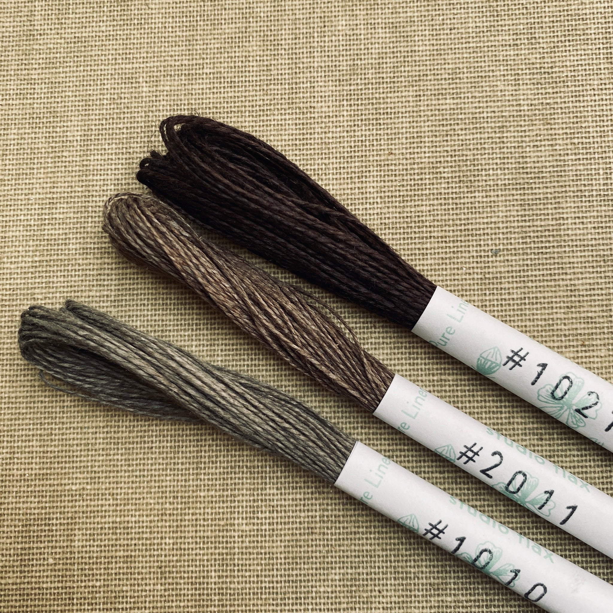 Dark Grey to Black Linen Embroidery Thread – Studio Flax